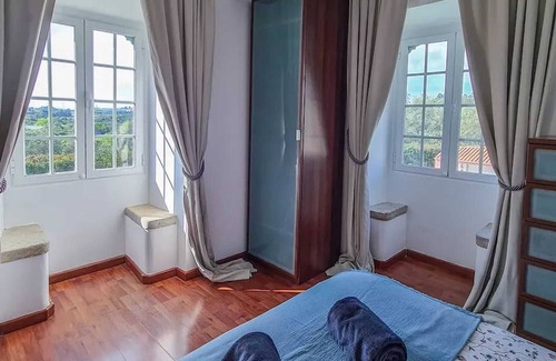 Sintra Chalet De Esquí | Homerez - Luxurious Chalet in Alcabideche with Private Pool