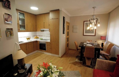 O Rosal Apartamento | Homerez - Apartamento moderno con vista a la montaña en Pontevedra / 75 m²