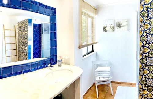 Vale de Covo Apartamento | Homerez - Nice apartment for 4 ppl. with shared pool and sea view at Carvoeiro