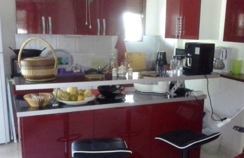 Trois-Rivieres Apartamento | Homerez - Apartamento a 900 m de la playa para 5 pers. con jacuzzi y jardín