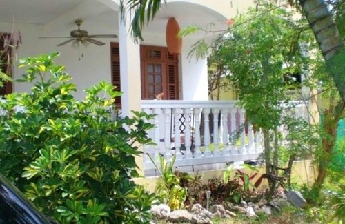 Trois-Rivieres Apartamento | Homerez - Apartamento a 900 m de la playa para 5 pers. con jacuzzi y jardín