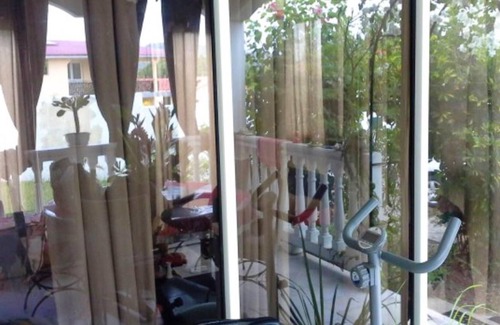 Trois-Rivieres Apartamento | Homerez - Apartamento a 900 m de la playa para 5 pers. con jacuzzi y jardín