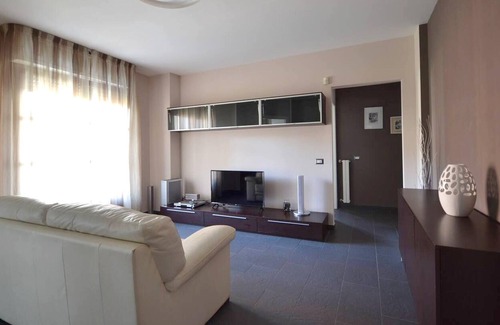 Vercelli Apartamento | Homerez - Bonito apartamento para 3 pers. con jardín y terraza en Vercelli