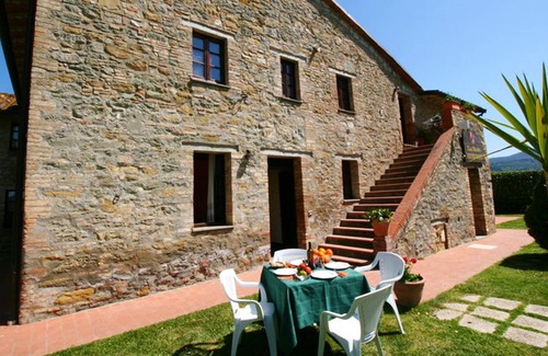 Collesanto Apartamento | Homerez - Apartamento para 4 pers. con piscina compartida y jardín en Villa