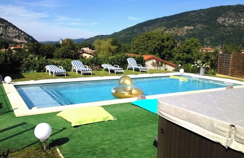 Foix Villa | Homerez - Villa refinada en Foix con piscina privada y jacuzzi