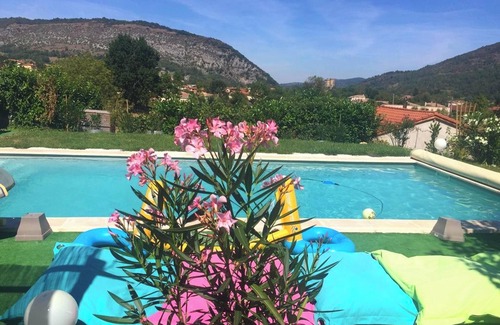 Foix Villa | Homerez - Villa refinada en Foix con piscina privada y jacuzzi