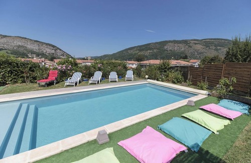 Foix Villa | Homerez - Villa refinada en Foix con piscina privada y jacuzzi