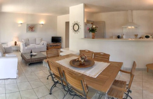 Solaro Villa | Homerez - Villa relajante en Solaro con piscina privada y jardín
