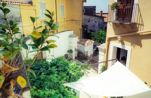 Francolise Casa | Homerez - Casa para 6 pers. con vistas al mar, jardín y terraza en Francolise