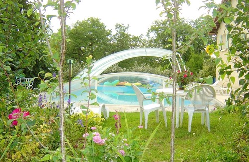 Sarrazac Casa | Homerez - Casa para 8 pers. con piscina compartida y jardín en Sarrazac