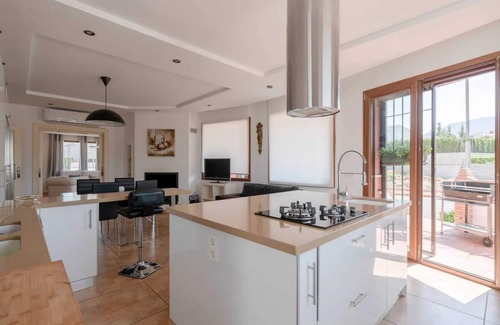 La Zubia Villa | Homerez - Amplia Villa en Granada con Piscina Privada y Jacuzzi