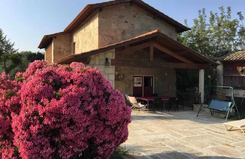 Amares Villa | Homerez - Villa espaciosa en Carrazedo con piscina