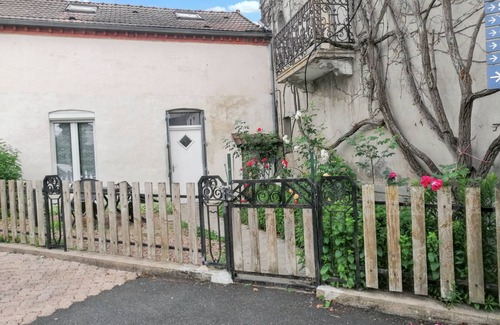 Neris-les-Bains Apartamento | Homerez - Estudio Néris-les-Bains