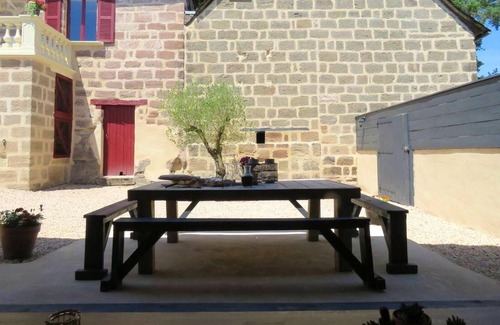 Vars-sur-Roseix Villa | Homerez - Villa para 10 pers. con piscina, sauna y jardín en Vars-sur-Roseix
