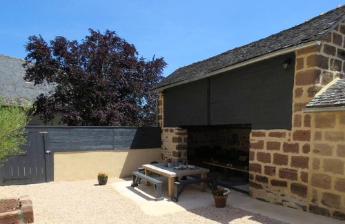 Vars-sur-Roseix Villa | Homerez - Villa para 10 pers. con piscina, sauna y jardín en Vars-sur-Roseix