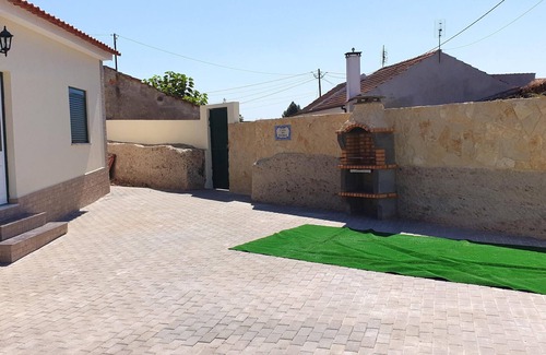 Penela Villa | Homerez - Villa para 4 pers. con piscina, jardín, terraza y balcón en Espinhal