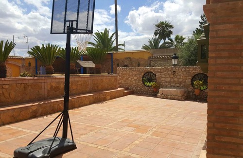 Écija Villa | Homerez - Espaciosa villa para 6 pers. con piscina, jardín y terraza en Écija