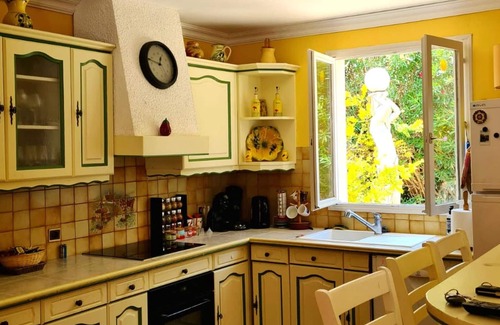 Marguerittes Villa | Homerez - Villa for 6 ppl. with swimming-pool and garden at Marguerittes