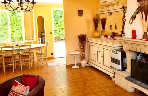 Marguerittes Villa | Homerez - Villa for 6 ppl. with swimming-pool and garden at Marguerittes