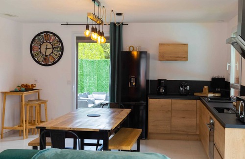 Les Cluses Villa | Homerez - Villa, frontera española
