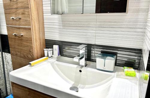 Al Barsha Apartamento | Homes2Retreat - Resort Living Close to Miracle Garden