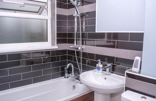 Seisdon Casa | Homestay in Birmingham Sleeps 8 - Free Parking & Wifi