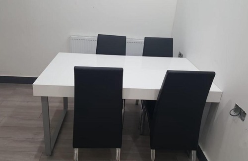Seisdon Casa | Homestay in Birmingham Sleeps 8 - Free Parking & Wifi
