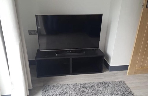 Seisdon Casa | Homestay in Birmingham Sleeps 8 - Free Parking & Wifi
