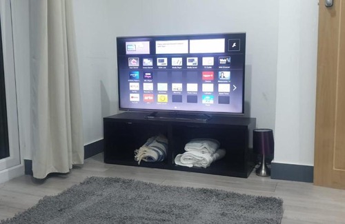 Seisdon Casa | Homestay in Birmingham Sleeps 8 - Free Parking & Wifi