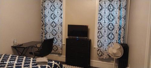 Meeting House Hill Casa | HomeStay in Boston - Dorchester Fields Corner Area