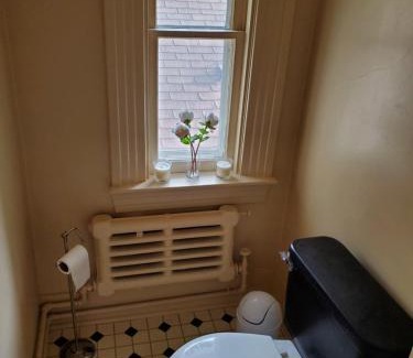 Tuxedo Casa | Homestay in cozy River Heights home