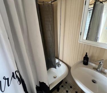 Tuxedo Casa | Homestay in cozy River Heights home