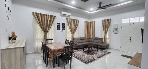 Kampung Beladau Selat Casa | Homestay Irdina Adryana Free Wifi