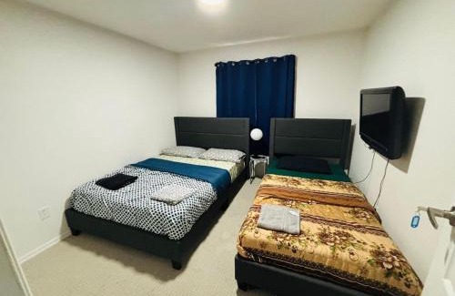 Downtown Mississauga Casa | HOMESTAY NEXT TO SQUARE ONE MALL- 5 Mins Airport-24 HRS CHECKIN-MAJOR COST CUT