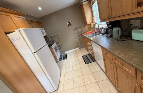 Downtown Mississauga Casa | HOMESTAY NEXT TO SQUARE ONE MALL- 5 Mins Airport-24 HRS CHECKIN-MAJOR COST CUT