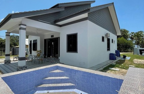 Paya Bemban Casa | Homestay PCB. 5 minute walk to the Pantai Cahaya Bulan Beach