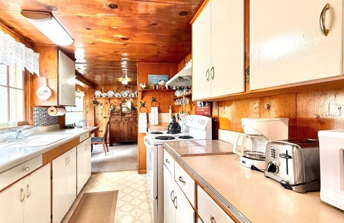 Midpines Otro | Homestead Ranch near Yosemite w/ Horses & Chickens