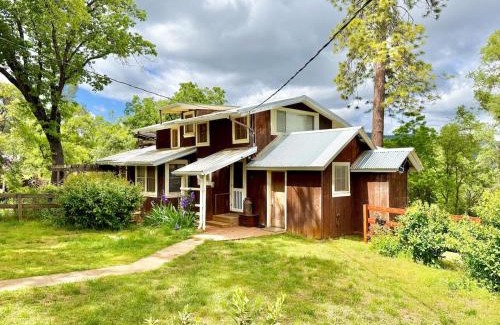 Midpines Casa | Homestead Ranch near Yosemite with Horses and Chickens