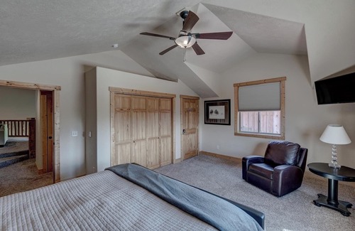 Lead Chalet De Esquí | Homesteak 3 BR Chalet at Terry Peak with Outdoor Hot Tub - Sleeps 14