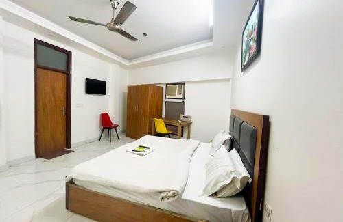 Nizamuddin East Hotel | Hometown Hospitality - Walking Distance From Nizamuddin Railway Station
