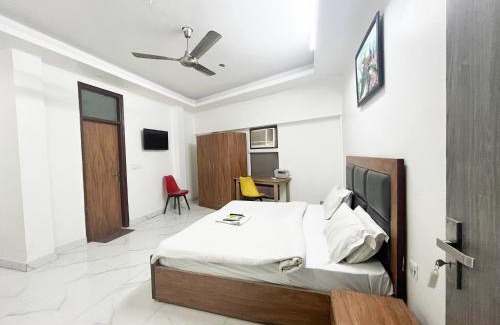 Nizamuddin East Hotel | Hometown Hospitality - Walking Distance From Nizamuddin Railway Station