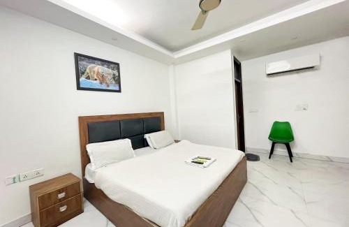 Nizamuddin East Hotel | Hometown Hospitality - Walking Distance From Nizamuddin Railway Station