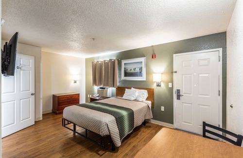 Chamblee Hotel | HomeTowne Studios by Red Roof Atlanta - Chamblee