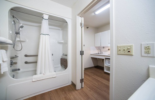 Airport Township Hotel | HomeTowne Studios by Red Roof St. Louis - Airport/ N Lindbergh
