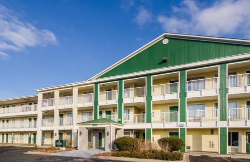 Sulphur Hotel | HomeTowne Studios by Red Roof Lake Charles - Sulphur