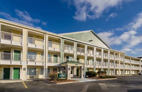 Sulphur Hotel | HomeTowne Studios by Red Roof Lake Charles - Sulphur