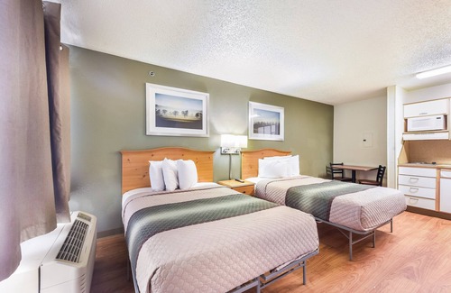 Far North Dallas Hotel | HomeTowne Studios By Red Roof Dallas - North Addison/ Tollway