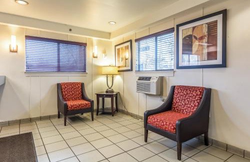 Jeffersontown Hotel | HomeTowne Studios by Red Roof Louisville