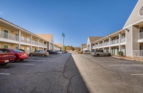 Arcadia Hotel | HomeTowne Studios by Red Roof Spartanburg - Asheville Highway