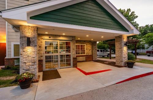 Bentonville Hotel | HomeTowne Studios & Suites by Red Roof Bentonville